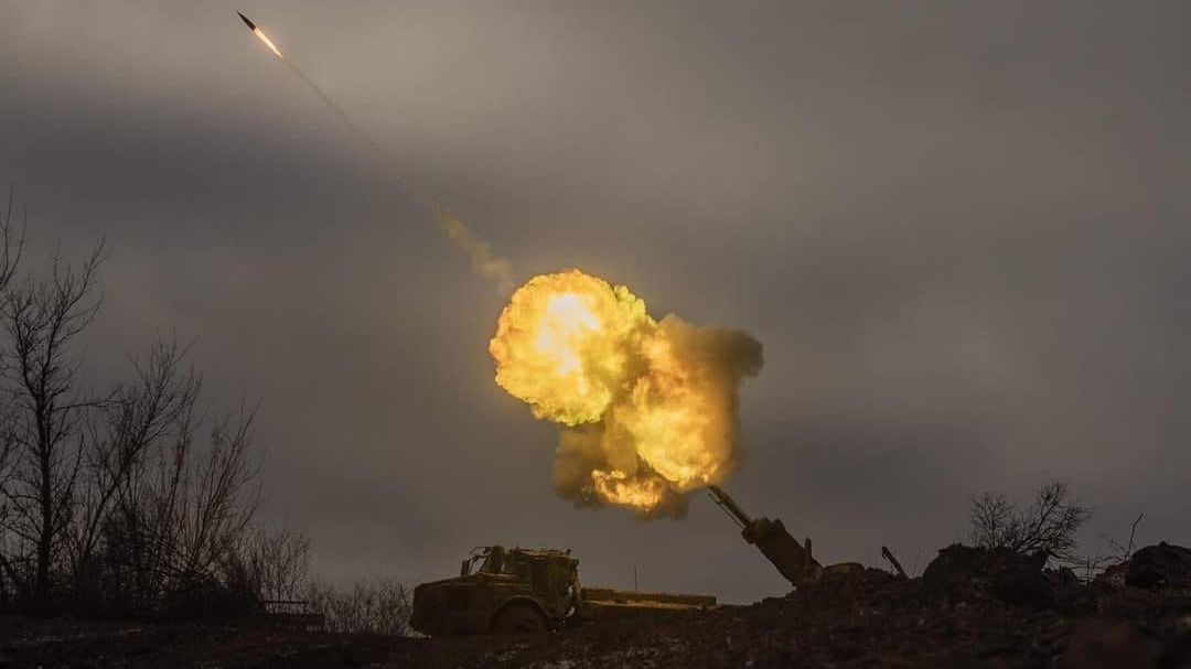 Zprávy z bojiště: Rusové obchází ukrajinskou obranu, jak se jen dá